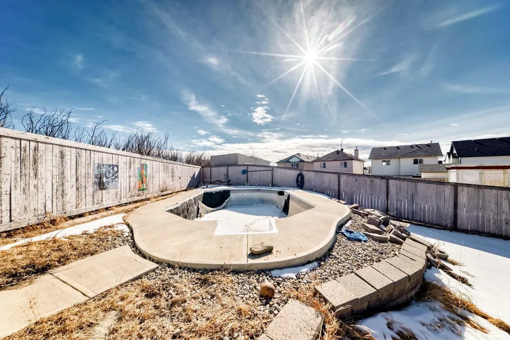 16 Saddlecrest Park NE Calgary AB T3J5E7