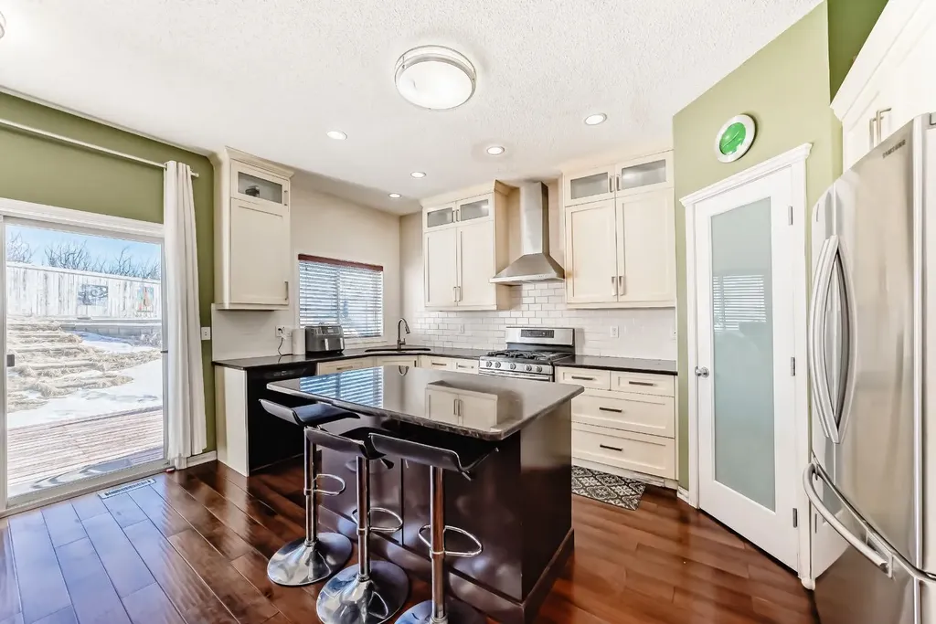 16 Saddlecrest Park NE Calgary AB T3J5E7