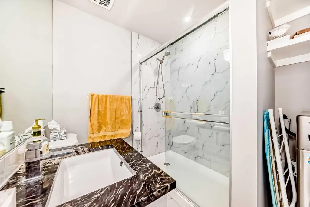 6403 35 Avenue NW Calgary AB T3B1S5