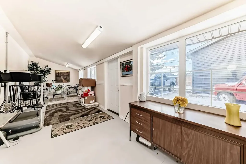6403 35 Avenue NW Calgary AB T3B1S5