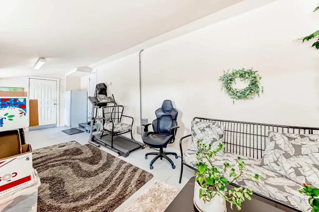 6403 35 Avenue NW Calgary AB T3B1S5