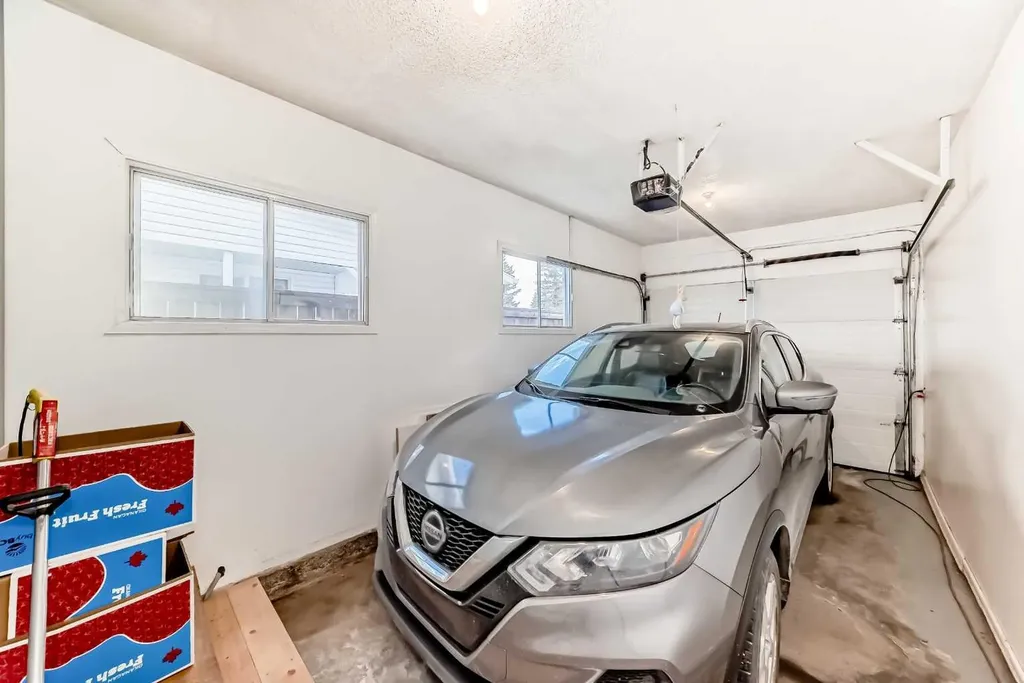 6403 35 Avenue NW Calgary AB T3B1S5