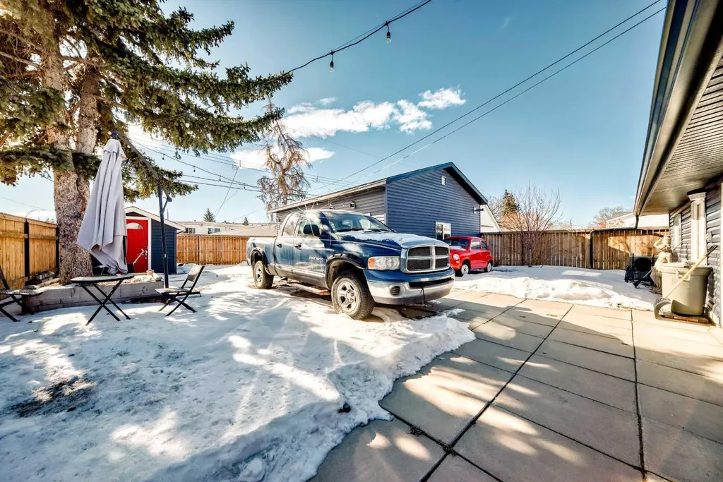 6403 35 Avenue NW Calgary AB T3B1S5