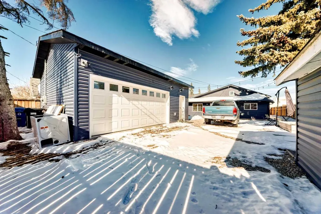 6403 35 Avenue NW Calgary AB T3B1S5