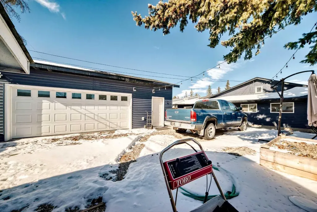 6403 35 Avenue NW Calgary AB T3B1S5