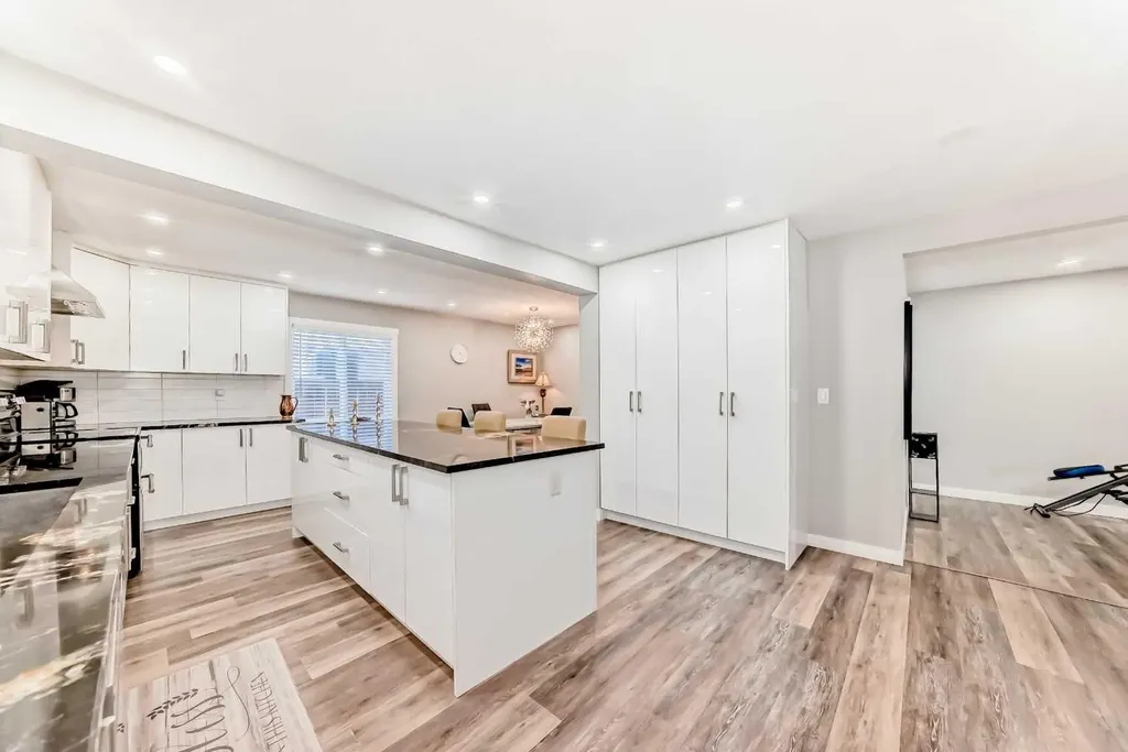 6403 35 Avenue NW Calgary AB T3B1S5