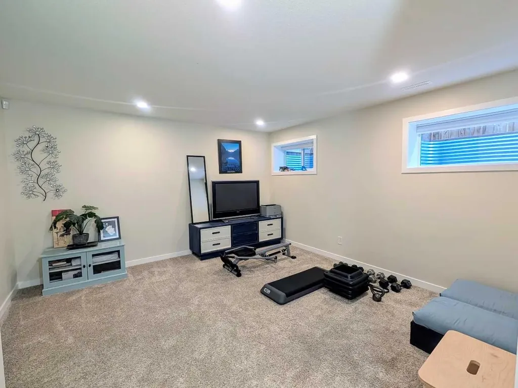 7 Greywolf Road N Lethbridge AB T1H 7E8