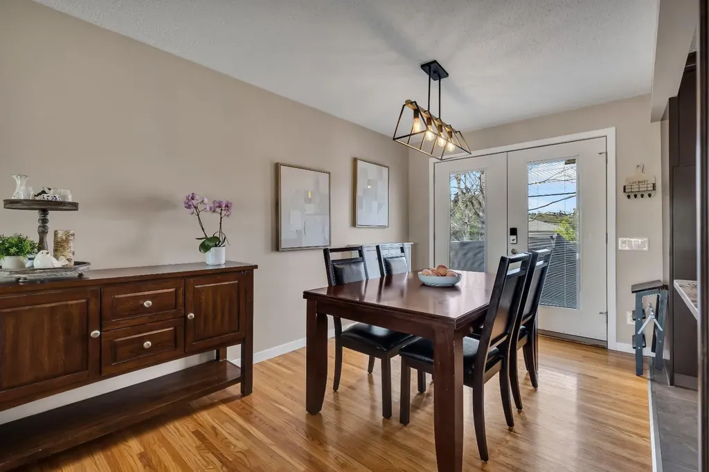 335 Huntbourne Hill NE Calgary AB T2K 3Y2