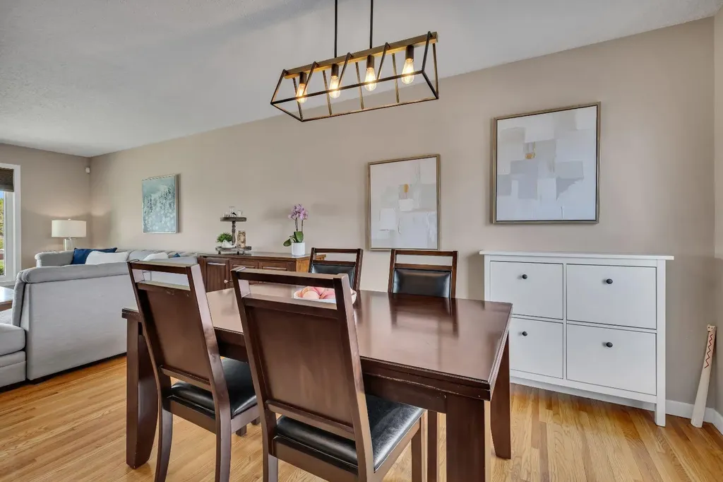335 Huntbourne Hill NE Calgary AB T2K 3Y2