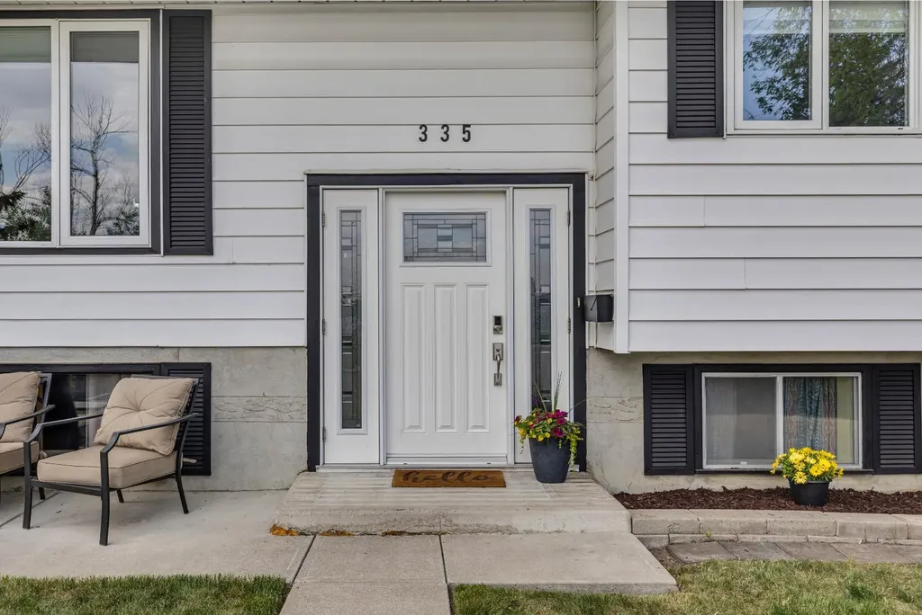 335 Huntbourne Hill NE Calgary AB T2K 3Y2