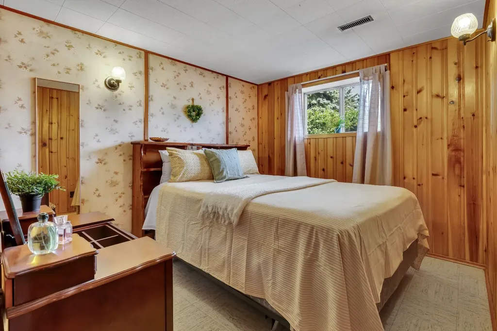 335 Huntbourne Hill NE Calgary AB T2K 3Y2