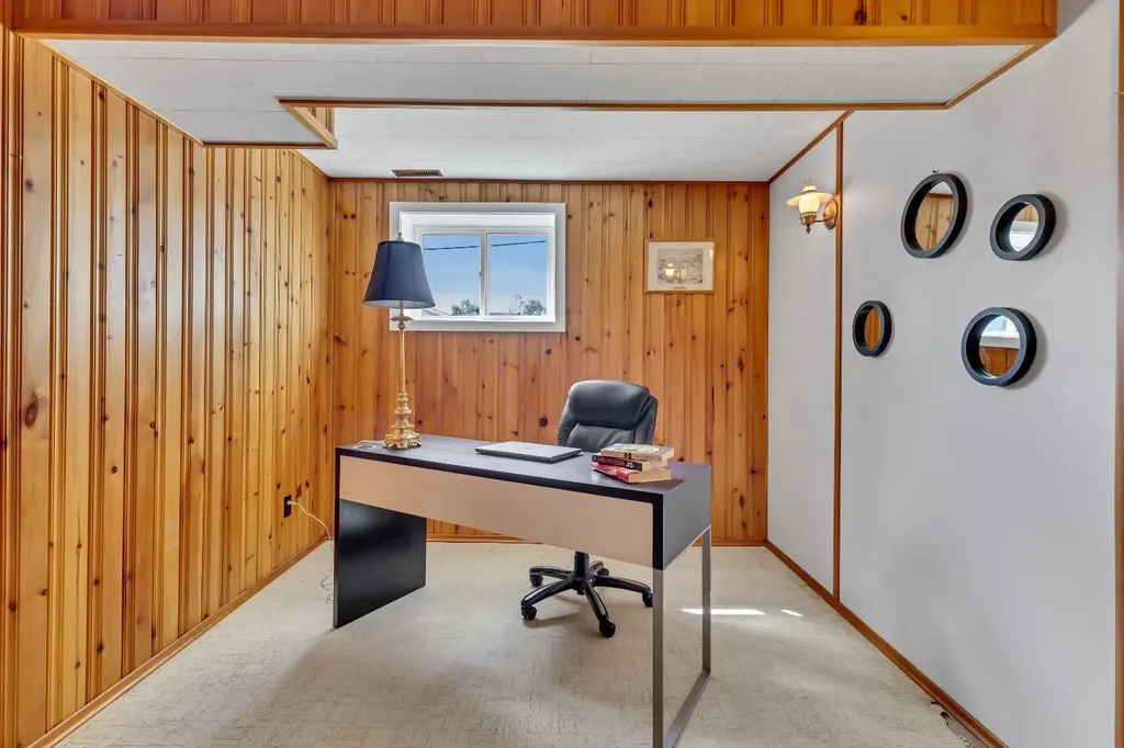 335 Huntbourne Hill NE Calgary AB T2K 3Y2