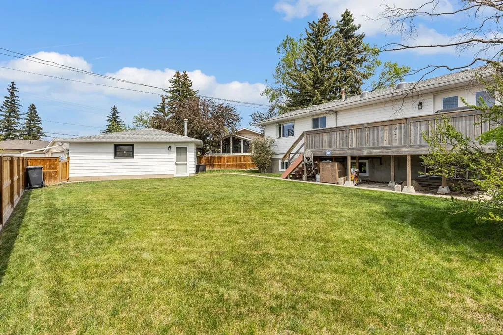 335 Huntbourne Hill NE Calgary AB T2K 3Y2