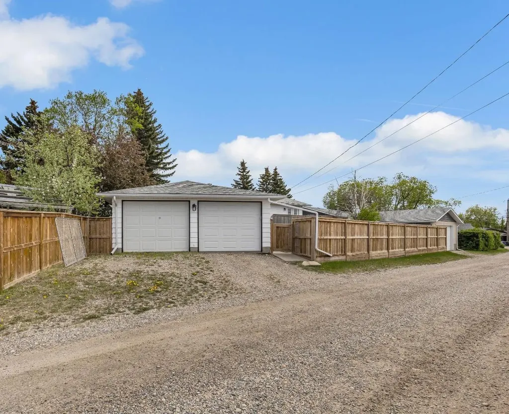 335 Huntbourne Hill NE Calgary AB T2K 3Y2