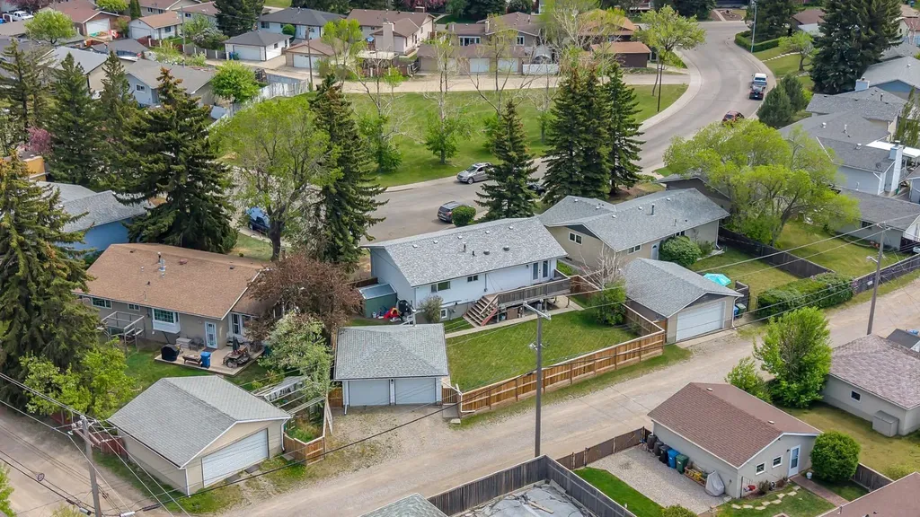 335 Huntbourne Hill NE Calgary AB T2K 3Y2