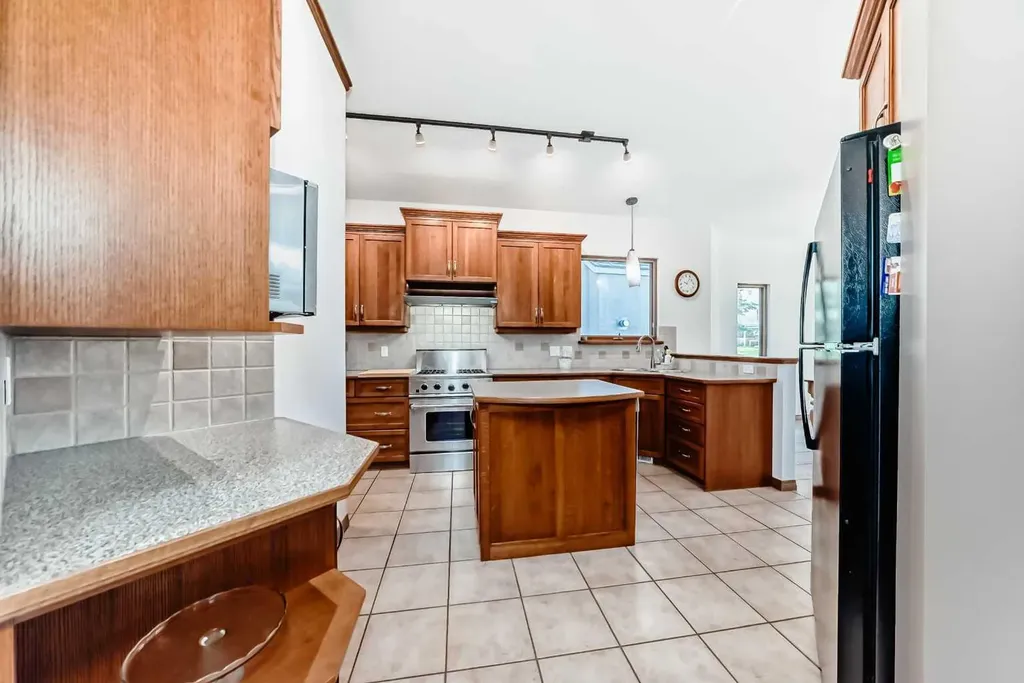 60 Hamptons Terrace NW Calgary AB T3A 5X5