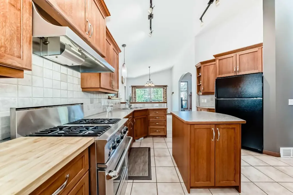 60 Hamptons Terrace NW Calgary AB T3A 5X5