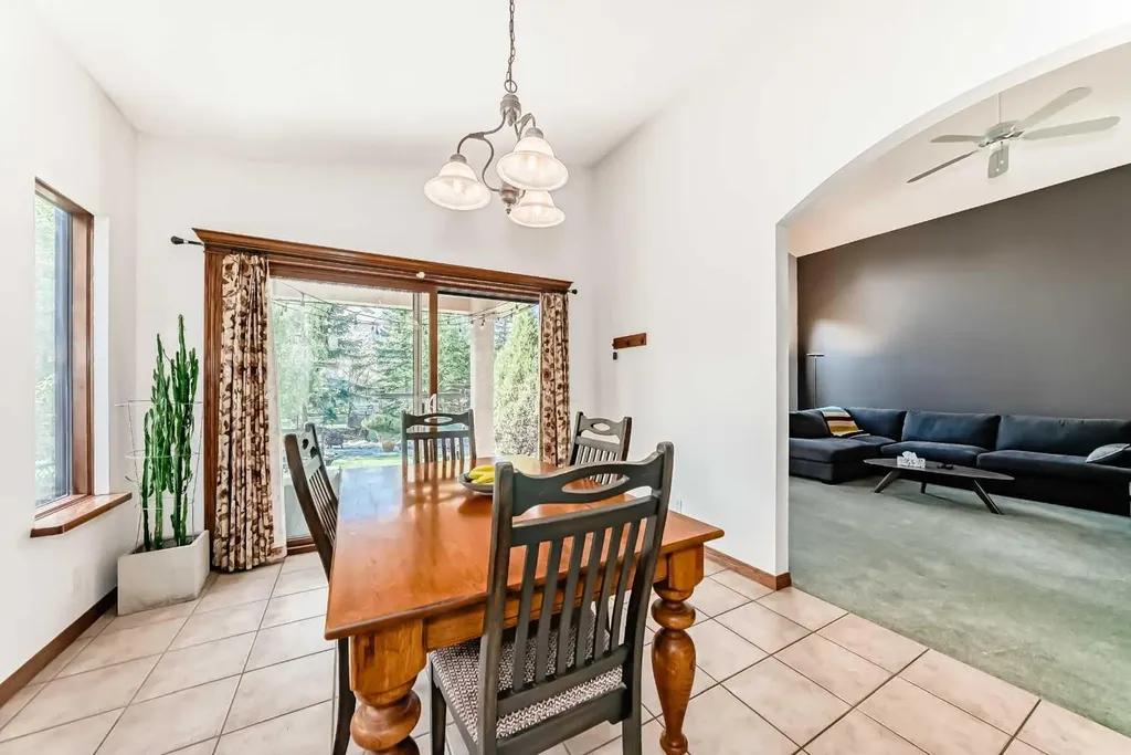60 Hamptons Terrace NW Calgary AB T3A 5X5