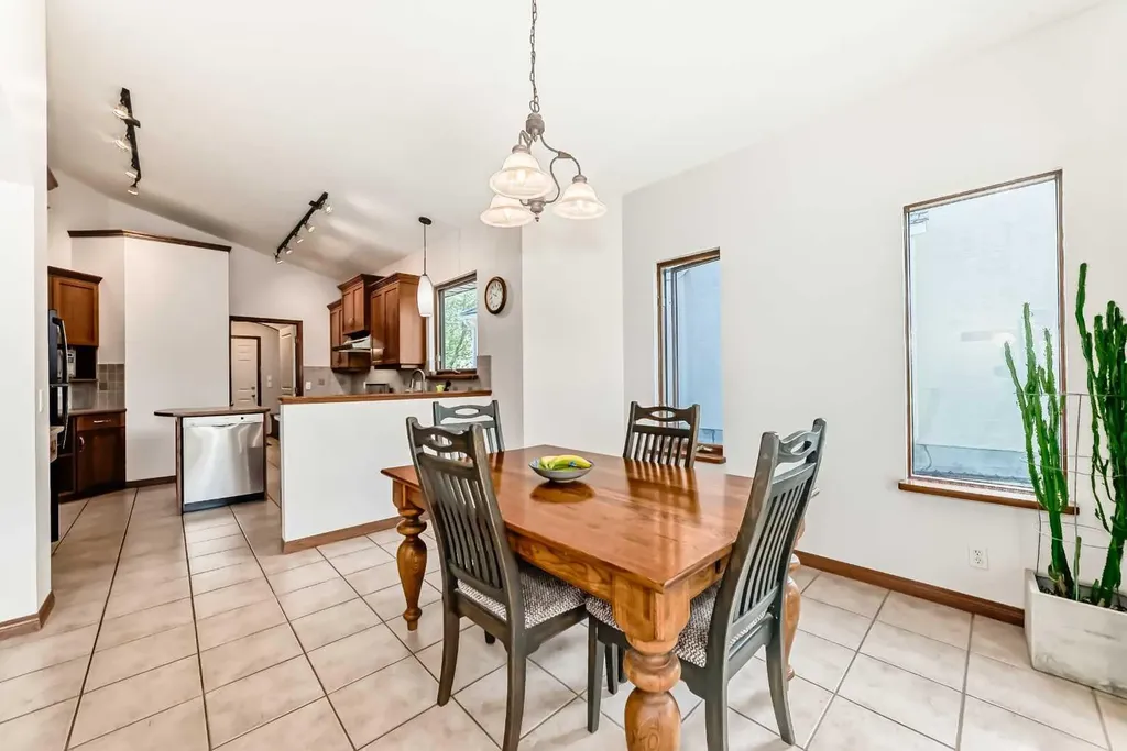 60 Hamptons Terrace NW Calgary AB T3A 5X5
