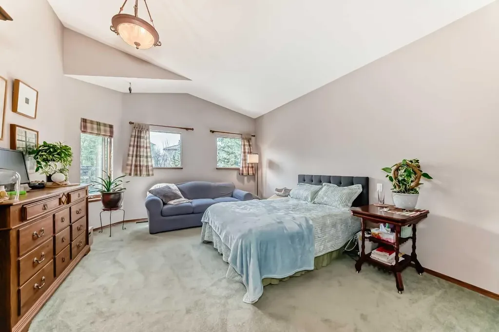 60 Hamptons Terrace NW Calgary AB T3A 5X5