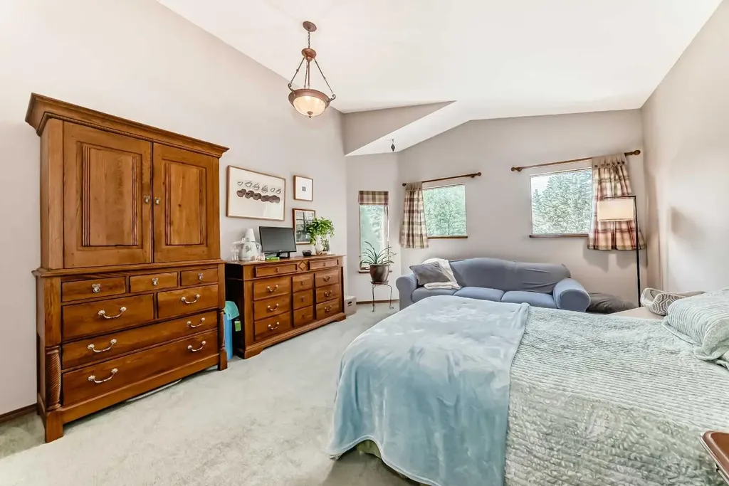60 Hamptons Terrace NW Calgary AB T3A 5X5