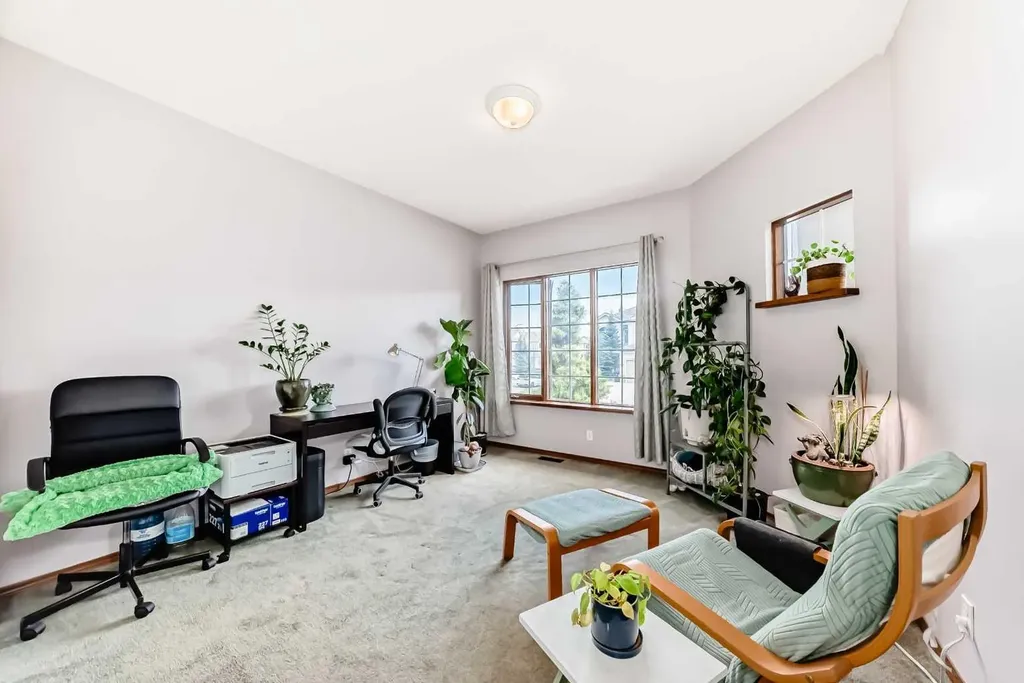 60 Hamptons Terrace NW Calgary AB T3A 5X5