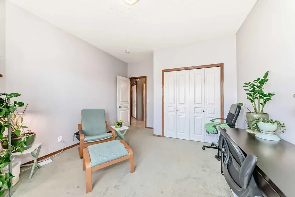 60 Hamptons Terrace NW Calgary AB T3A 5X5