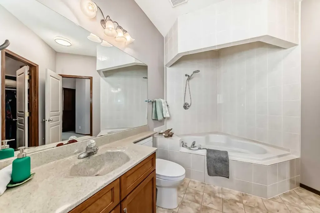 60 Hamptons Terrace NW Calgary AB T3A 5X5