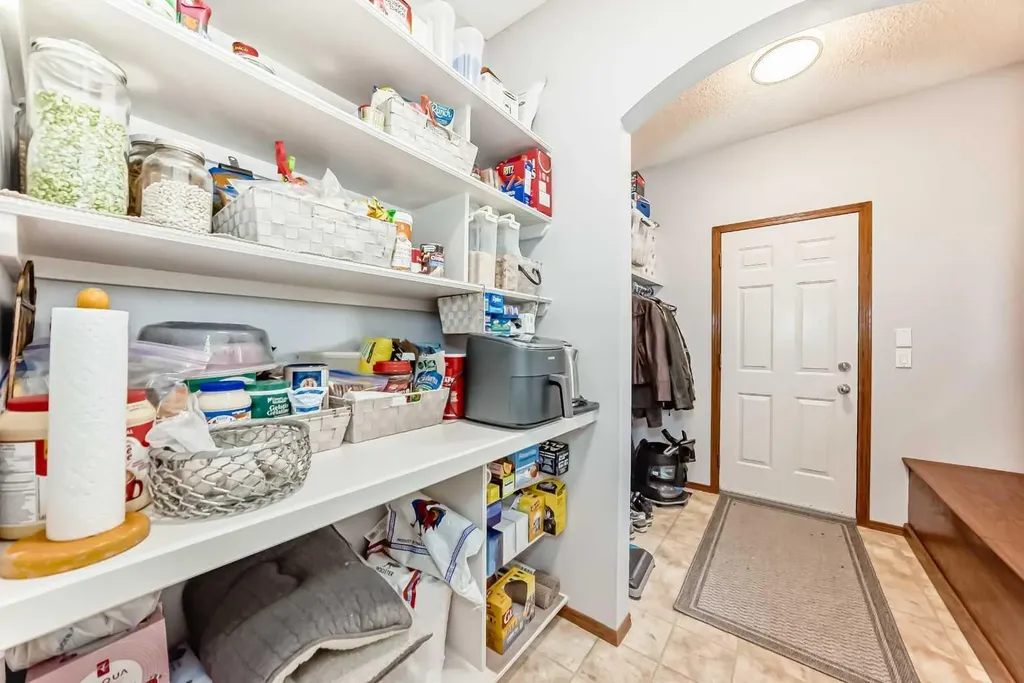 60 Hamptons Terrace NW Calgary AB T3A 5X5