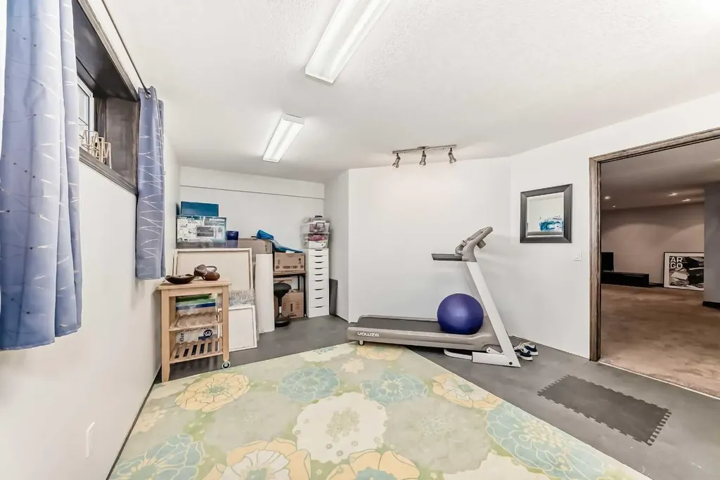 60 Hamptons Terrace NW Calgary AB T3A 5X5