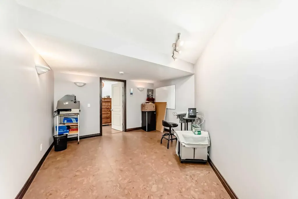 60 Hamptons Terrace NW Calgary AB T3A 5X5