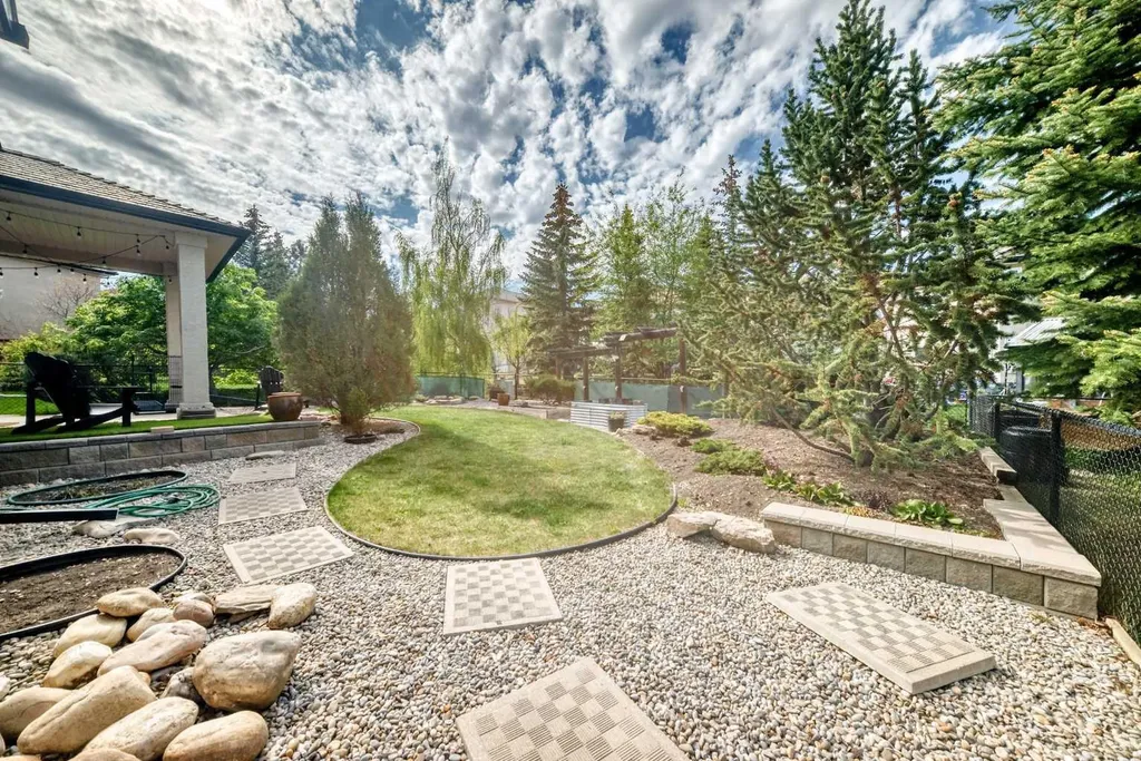 60 Hamptons Terrace NW Calgary AB T3A 5X5