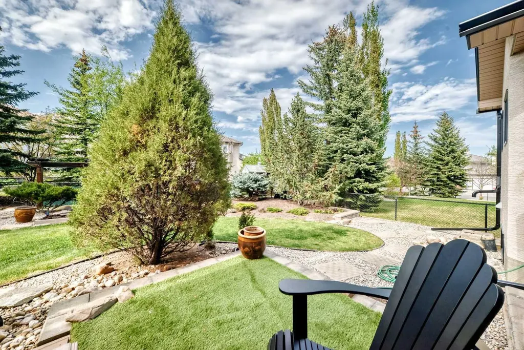 60 Hamptons Terrace NW Calgary AB T3A 5X5