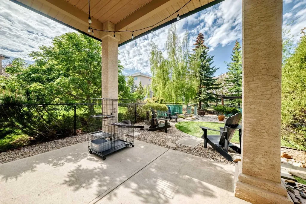 60 Hamptons Terrace NW Calgary AB T3A 5X5