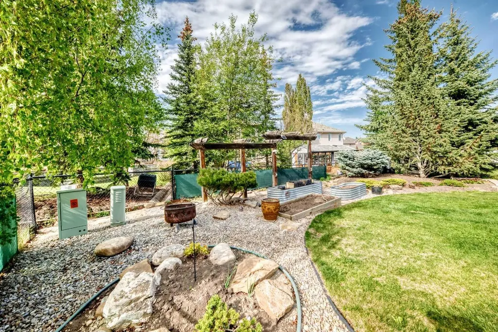 60 Hamptons Terrace NW Calgary AB T3A 5X5