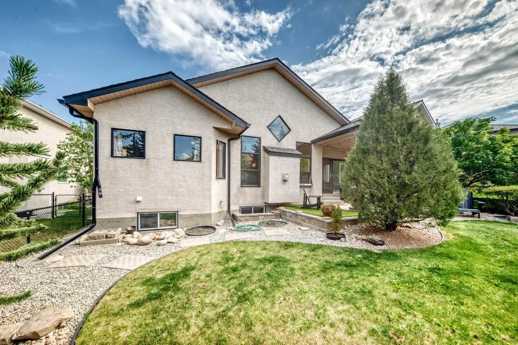 60 Hamptons Terrace NW Calgary AB T3A 5X5