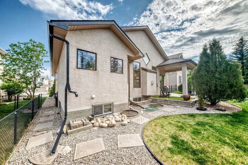 60 Hamptons Terrace NW Calgary AB T3A 5X5