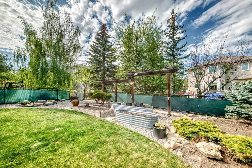 60 Hamptons Terrace NW Calgary AB T3A 5X5