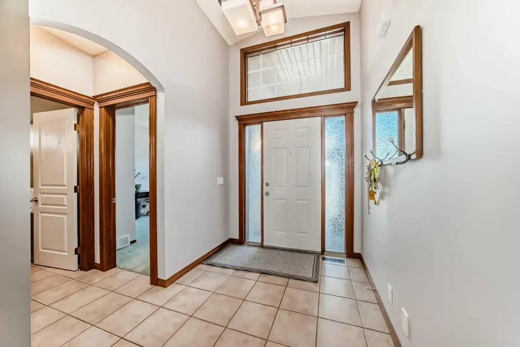 60 Hamptons Terrace NW Calgary AB T3A 5X5
