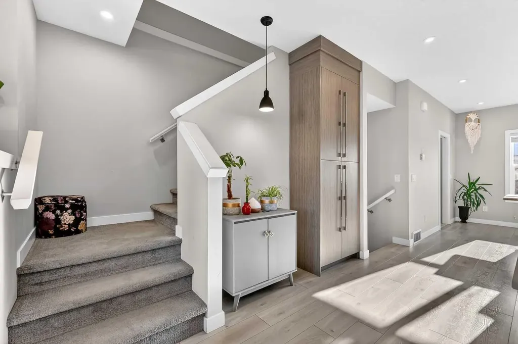 472 West Lakeview Drive Chestermere AB T1X 2A4