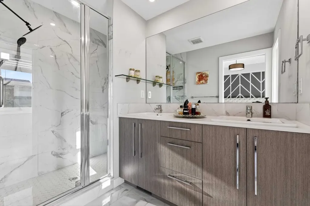 472 West Lakeview Drive Chestermere AB T1X 2A4