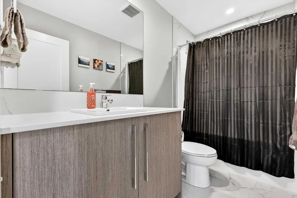 472 West Lakeview Drive Chestermere AB T1X 2A4