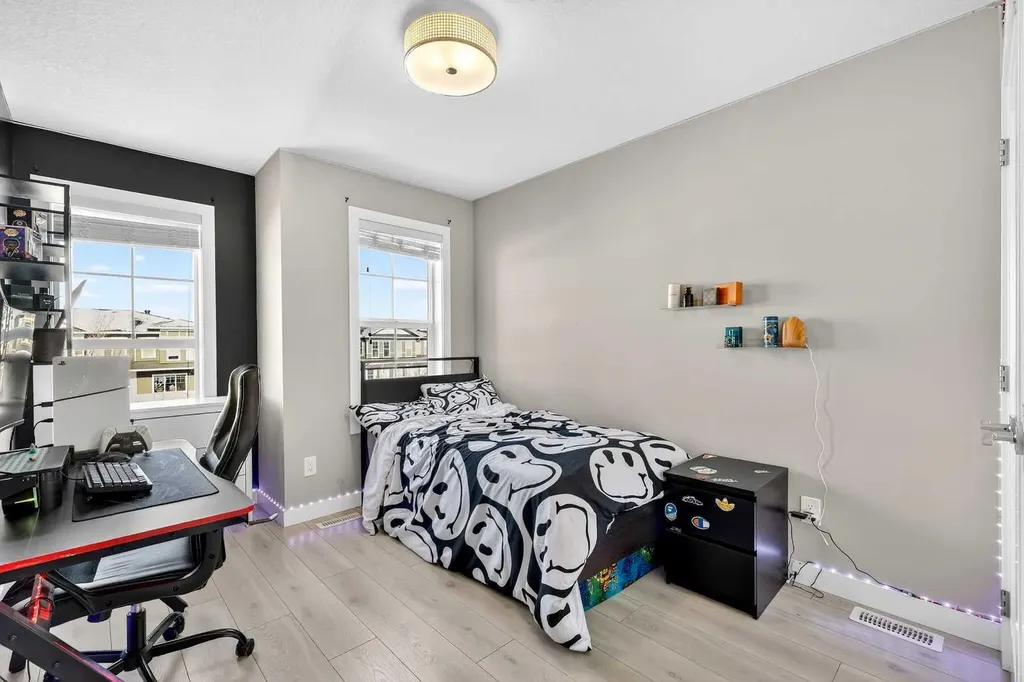 472 West Lakeview Drive Chestermere AB T1X 2A4