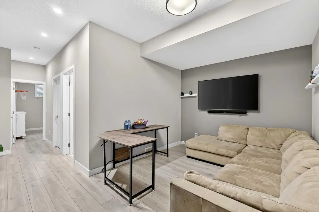 472 West Lakeview Drive Chestermere AB T1X 2A4