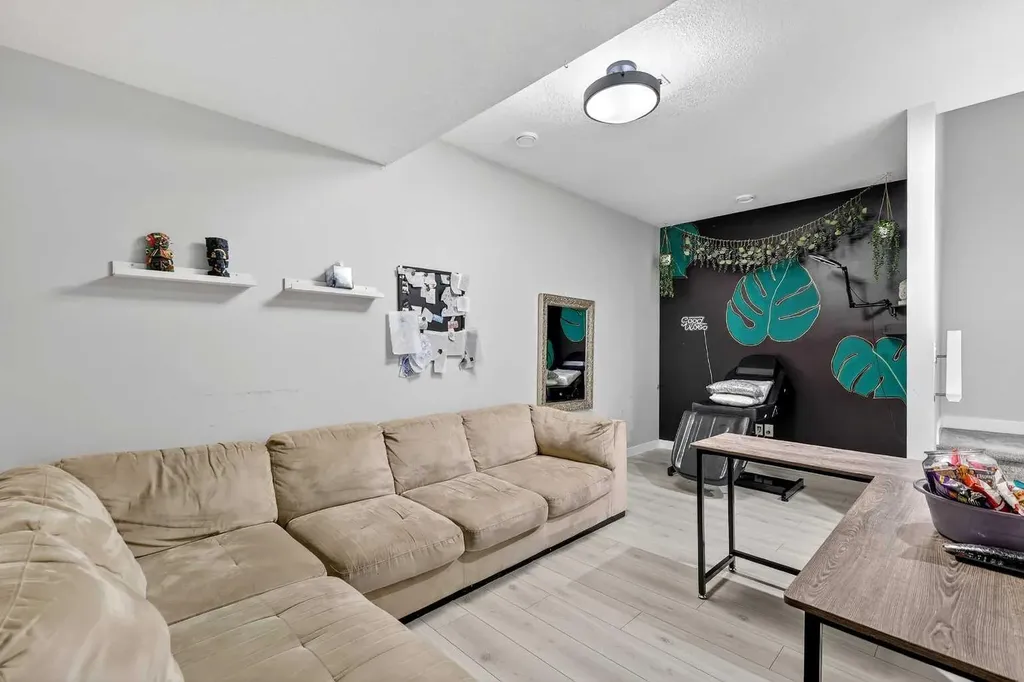472 West Lakeview Drive Chestermere AB T1X 2A4