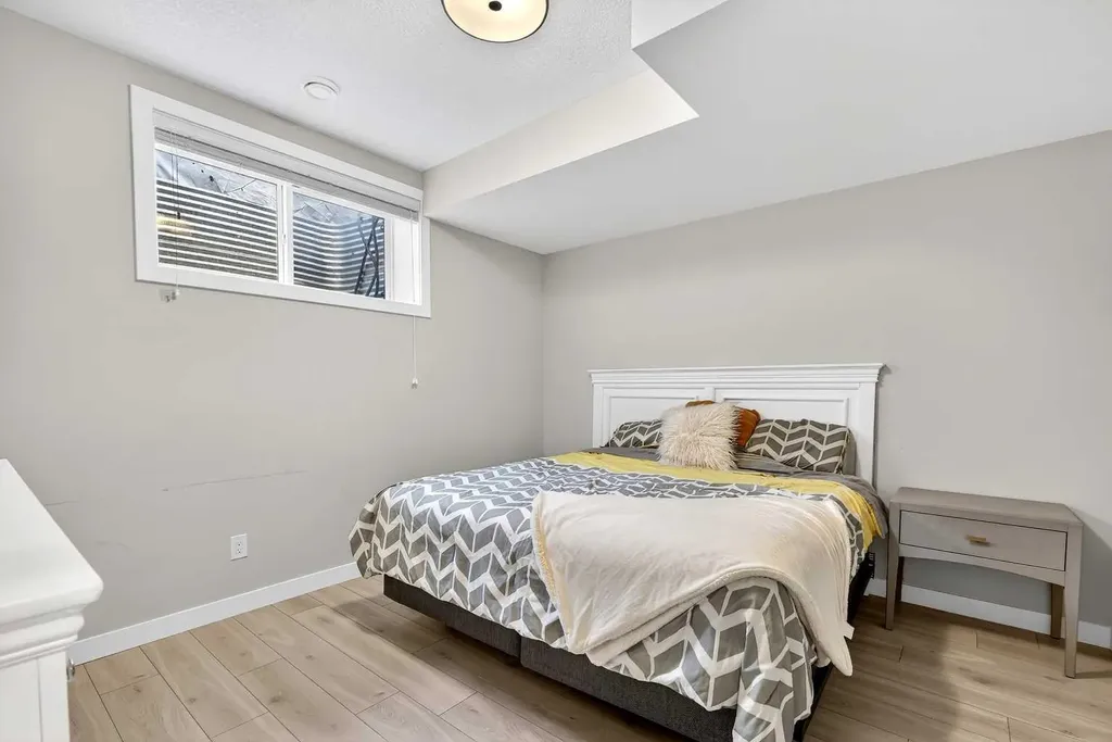 472 West Lakeview Drive Chestermere AB T1X 2A4