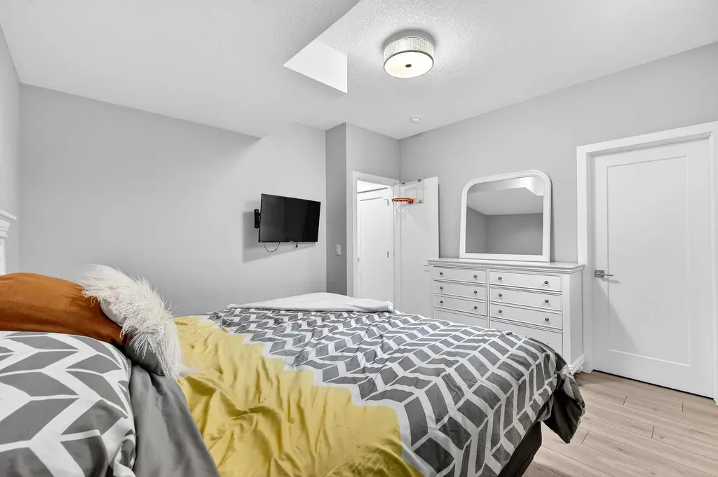 472 West Lakeview Drive Chestermere AB T1X 2A4