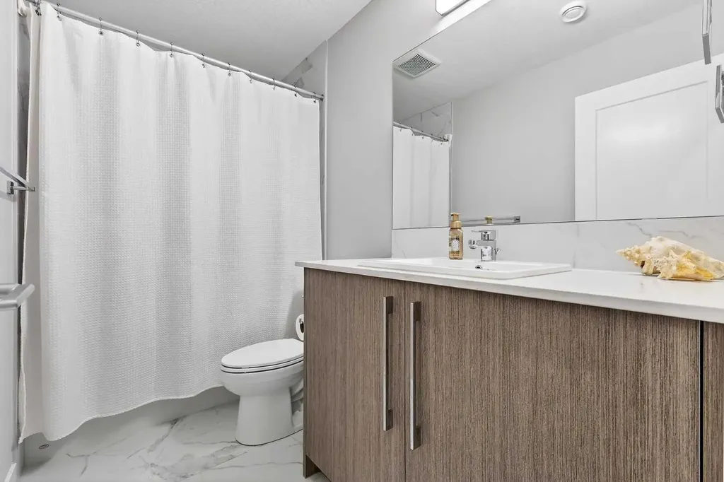 472 West Lakeview Drive Chestermere AB T1X 2A4