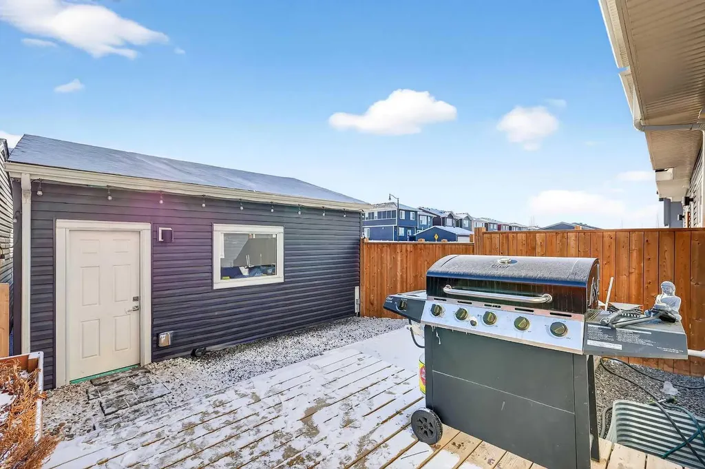 472 West Lakeview Drive Chestermere AB T1X 2A4