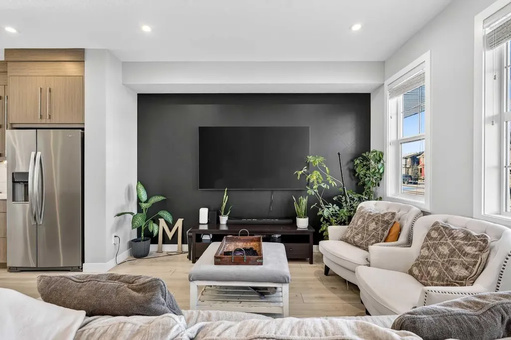 472 West Lakeview Drive Chestermere AB T1X 2A4